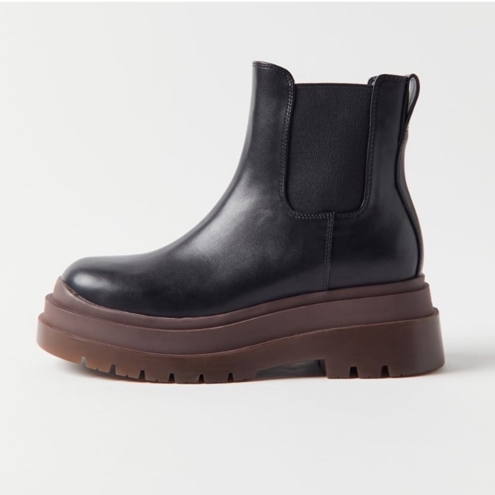 NWT UO Betty Treaded Chelsea Boot Sz 9